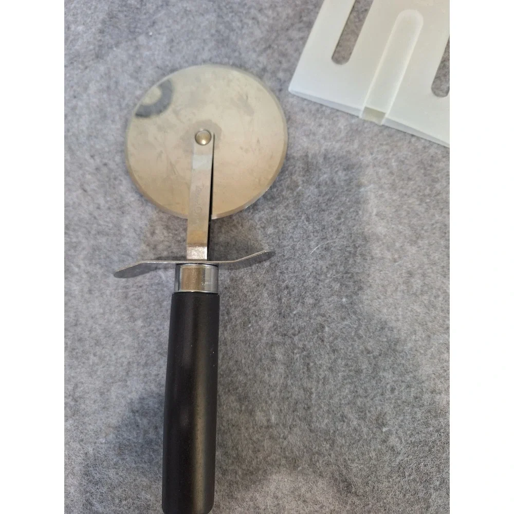 Pampered Chef Pizza Cutter Black Handle Stainless Steel Wheel with Blade Guard
